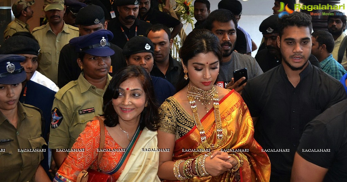 Kajal Agarwal and Shriya Inaugurate MVR Mall at Vijayawada