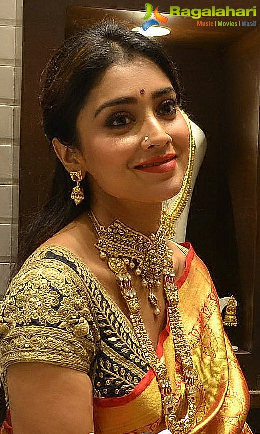 Kajal Agarwal and Shriya Inaugurate MVR Mall at Vijayawada