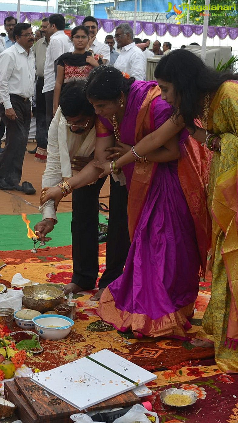 Kajal Agarwal and Shriya Inaugurate MVR Mall at Vijayawada