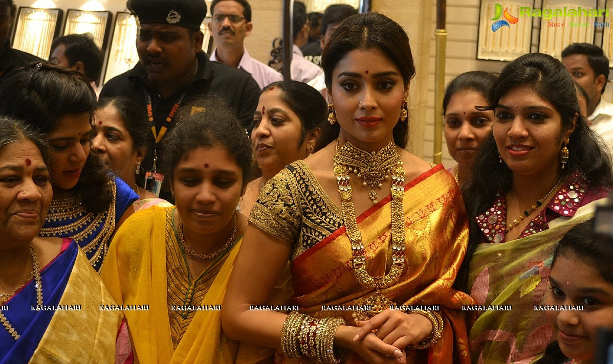 Kajal Agarwal and Shriya Inaugurate MVR Mall at Vijayawada