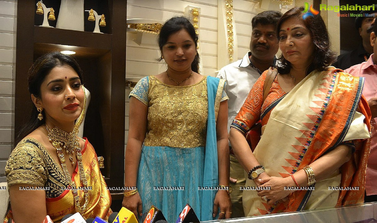 Kajal Agarwal and Shriya Inaugurate MVR Mall at Vijayawada