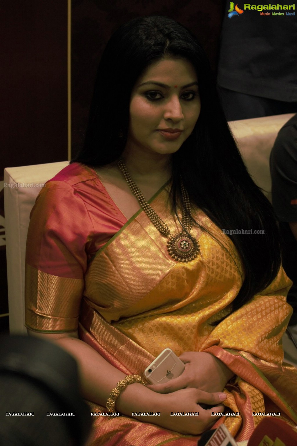 Sneha inaugurates Kancheepuram VRK SILKS at Coimbatore