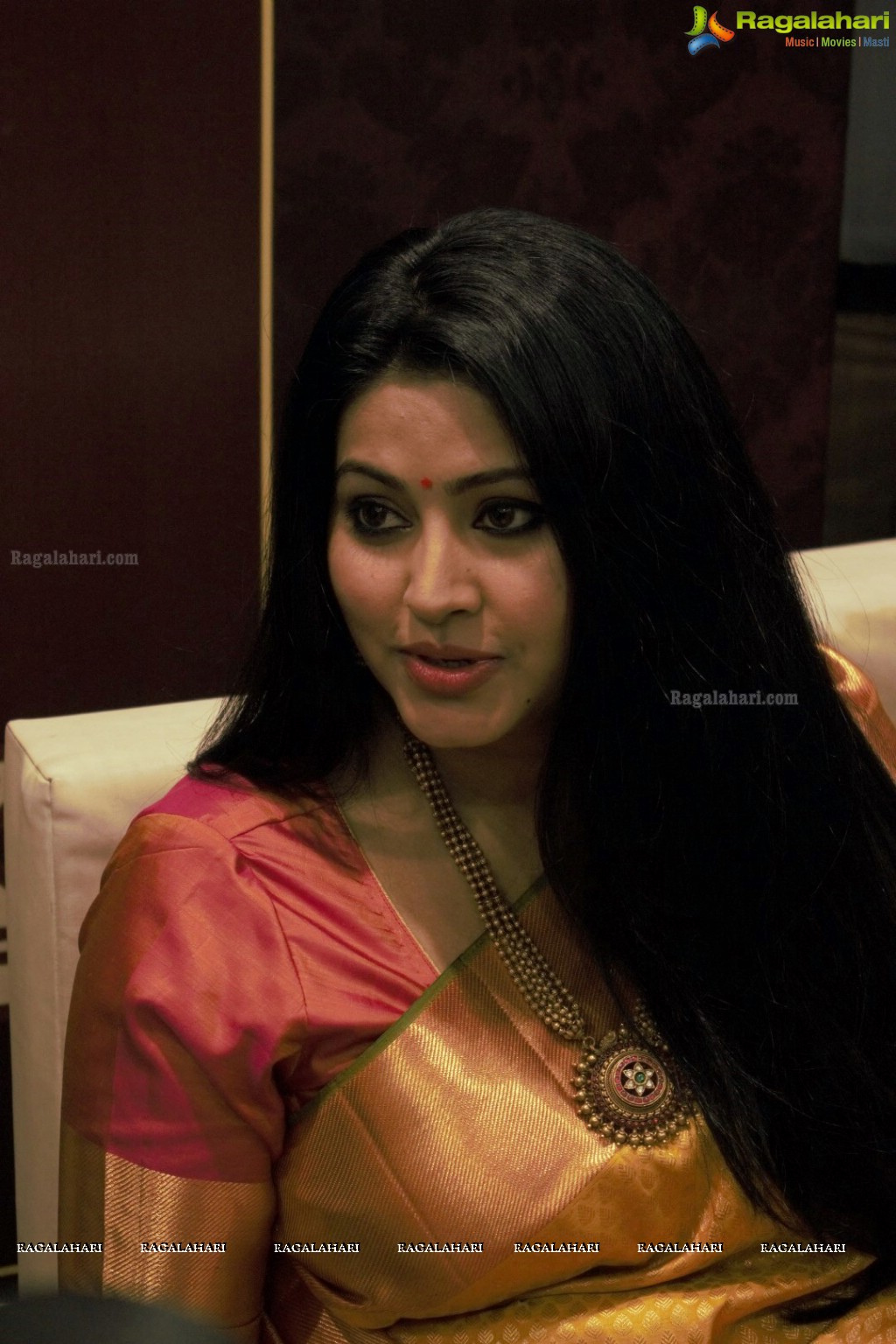 Sneha inaugurates Kancheepuram VRK SILKS at Coimbatore