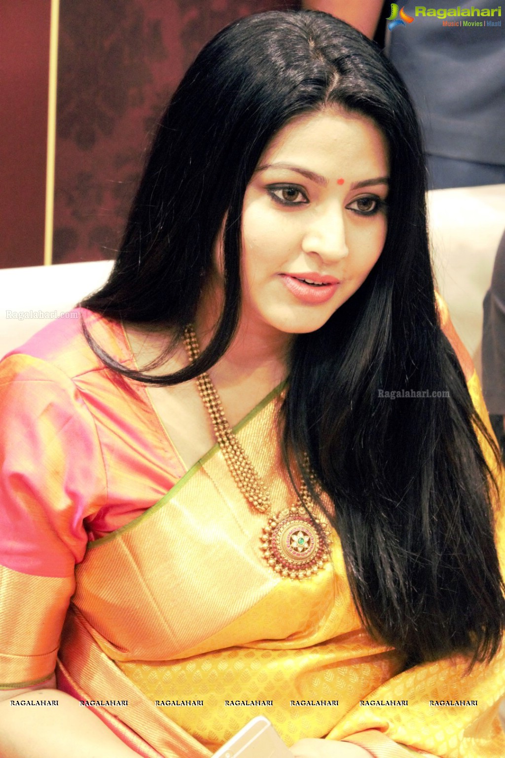 Sneha inaugurates Kancheepuram VRK SILKS at Coimbatore