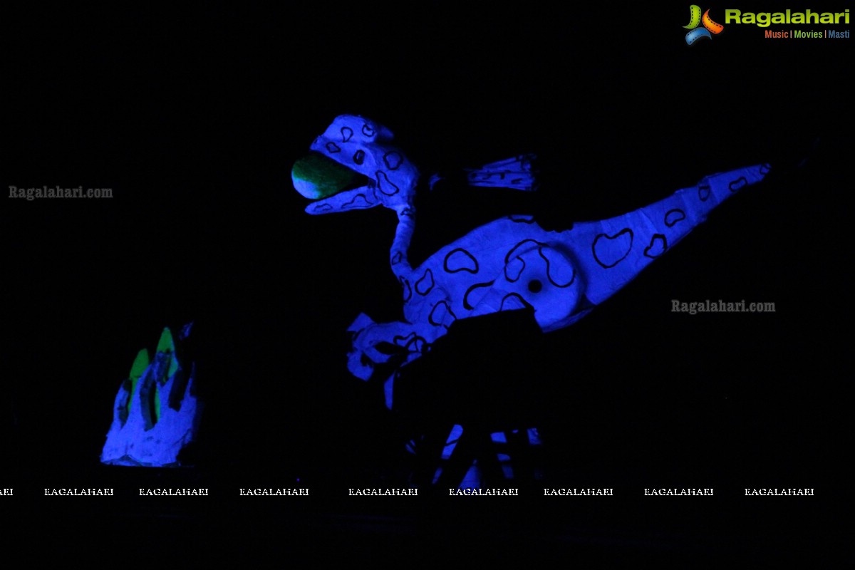 Dinosaur - Katkatha Puppet Show at Hyderabad Children's Theatre Festival 2016 by Vaishali Bisht Childrens Theatre Workshop