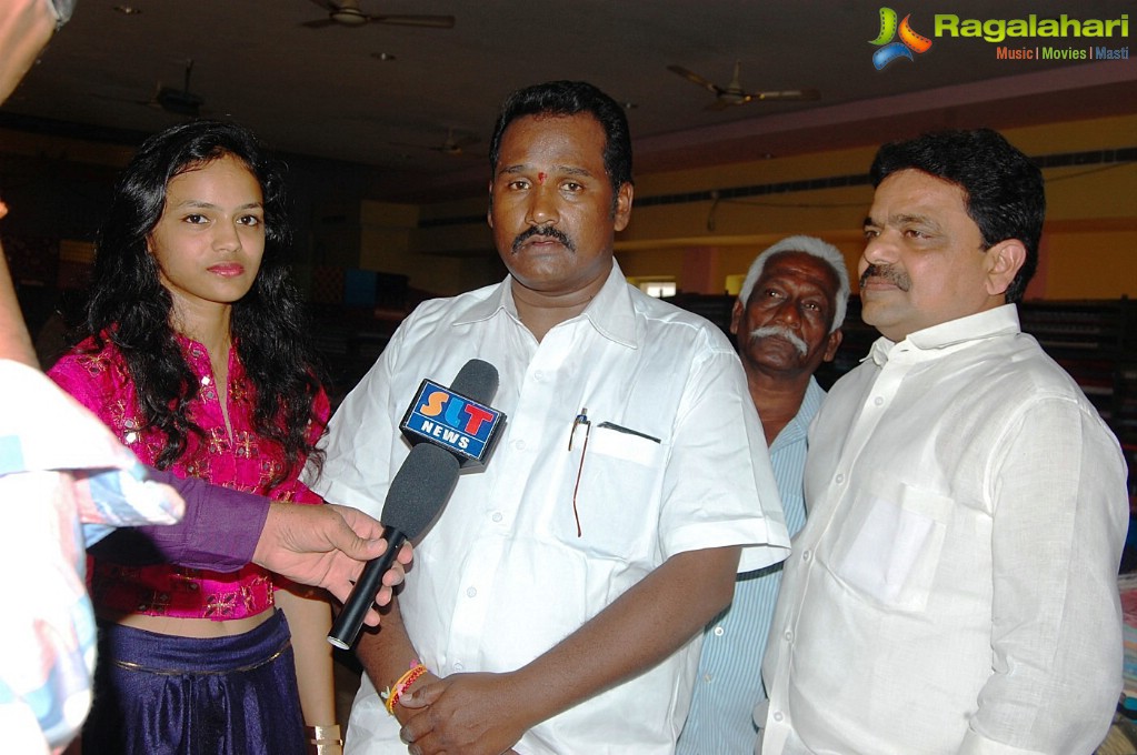 Miss Kakinada Pooja Jain Launches Pochampally IKAT Art Mela -2016