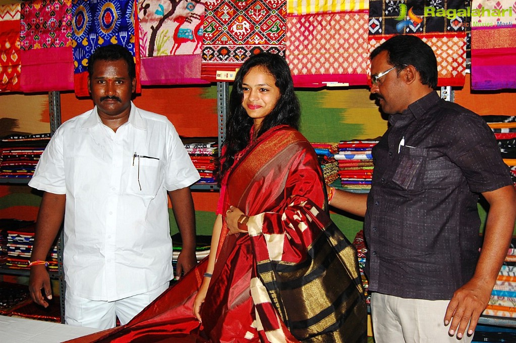 Miss Kakinada Pooja Jain Launches Pochampally IKAT Art Mela -2016