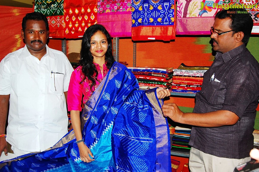 Miss Kakinada Pooja Jain Launches Pochampally IKAT Art Mela -2016