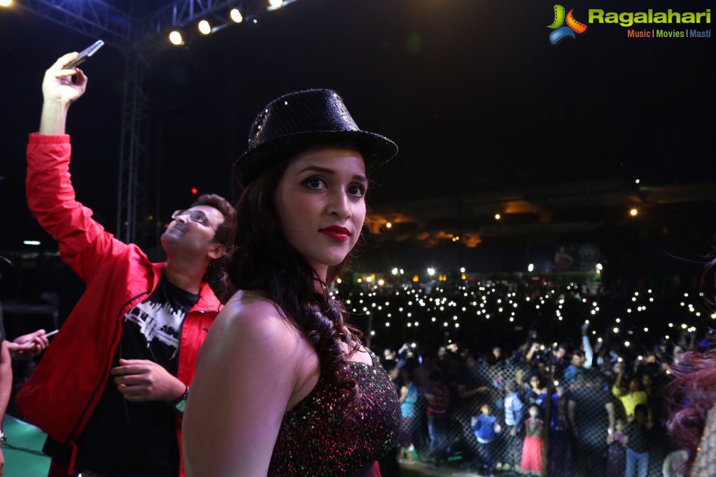 NYE 2017 Celebrations at Country Club with Mannara Chopra