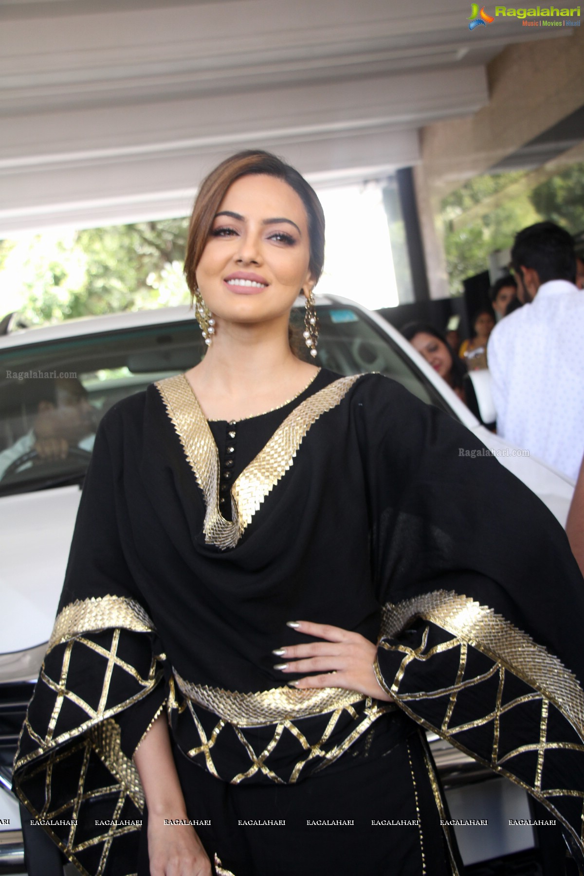 Sana Khan inaugurates Akritti Exhibition at Taj Deccan