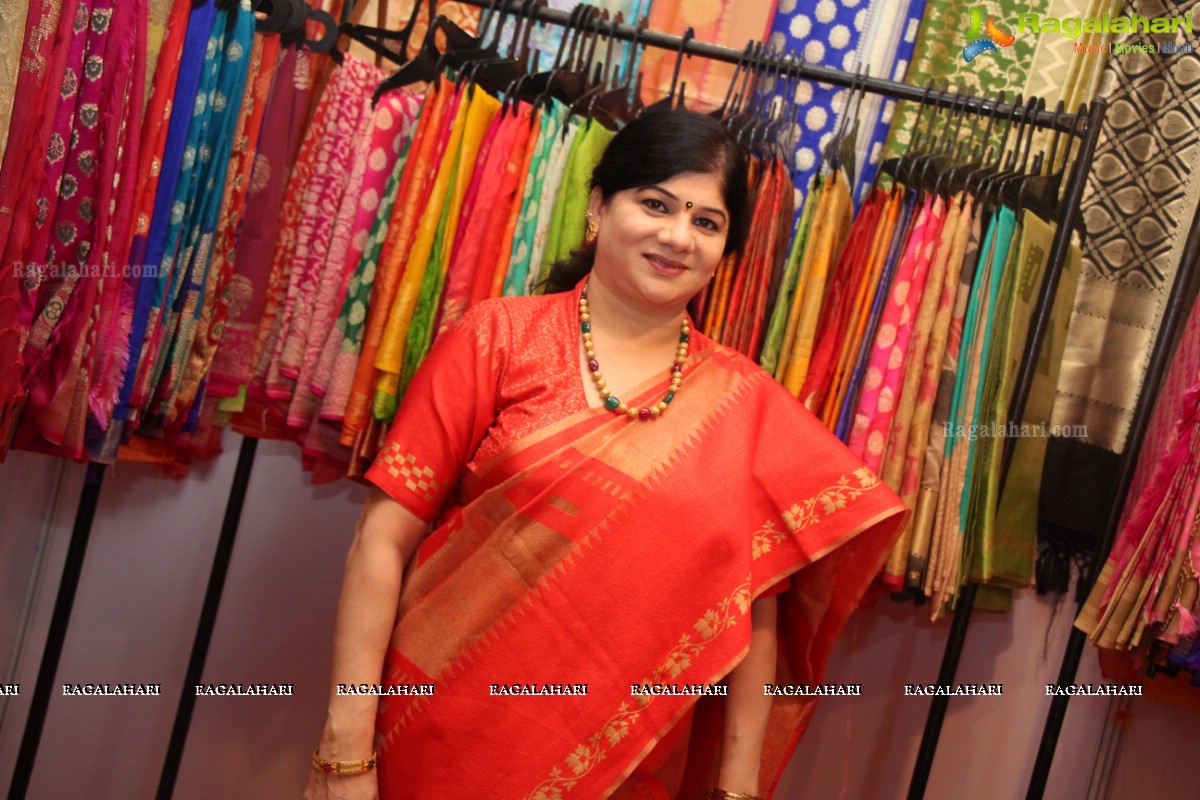 Sana Khan inaugurates Akritti Exhibition at Taj Deccan