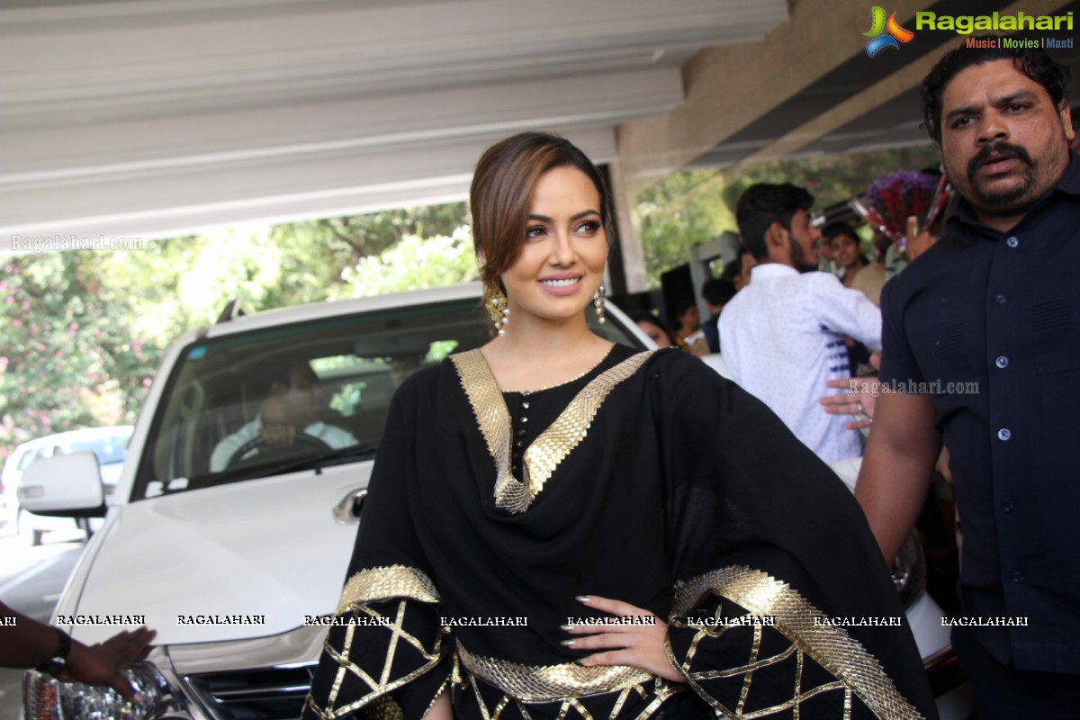 Sana Khan inaugurates Akritti Exhibition at Taj Deccan