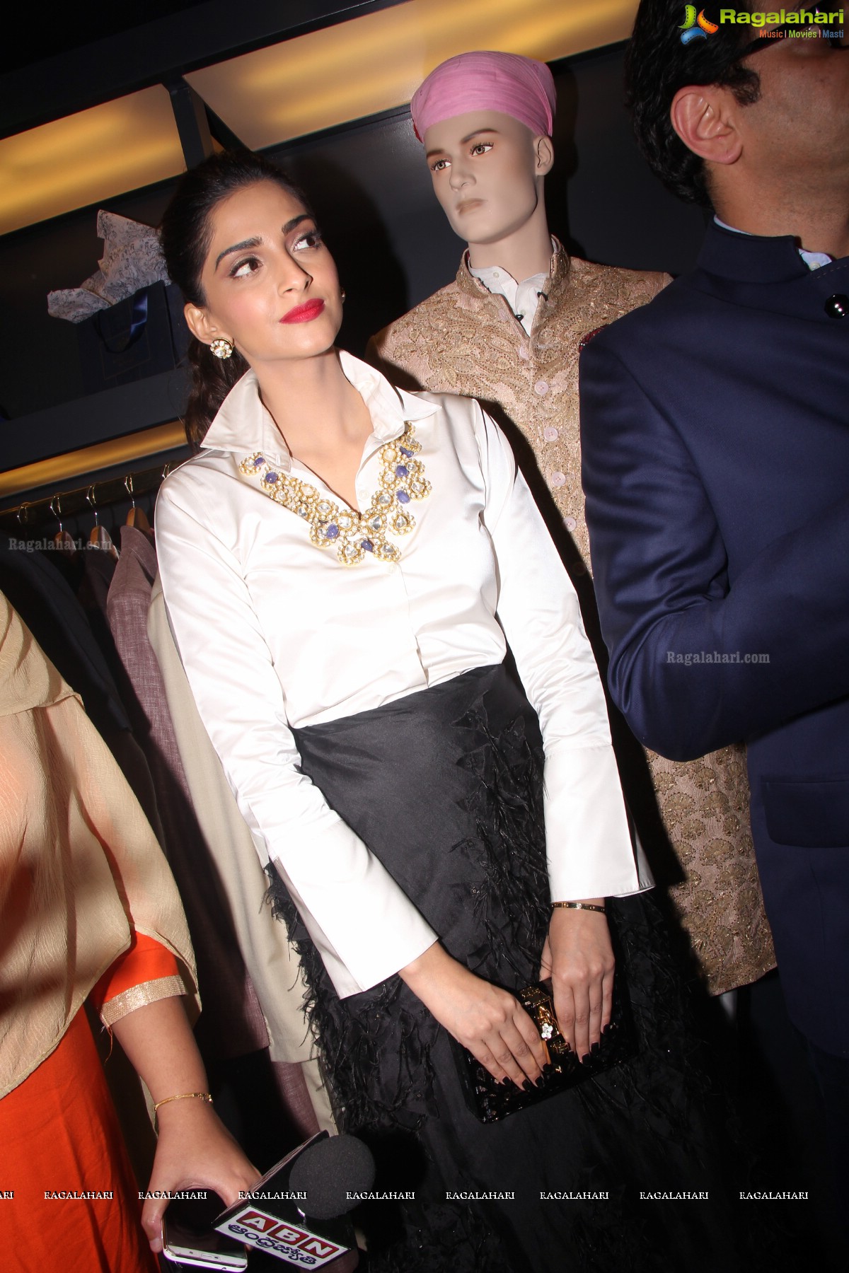 Sonam Kapoor launches Raghavendra Rathore, Hyderabad