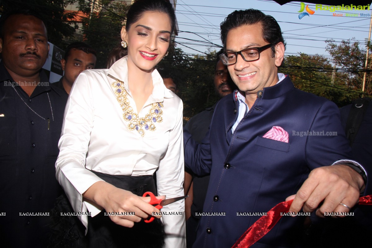 Sonam Kapoor launches Raghavendra Rathore, Hyderabad