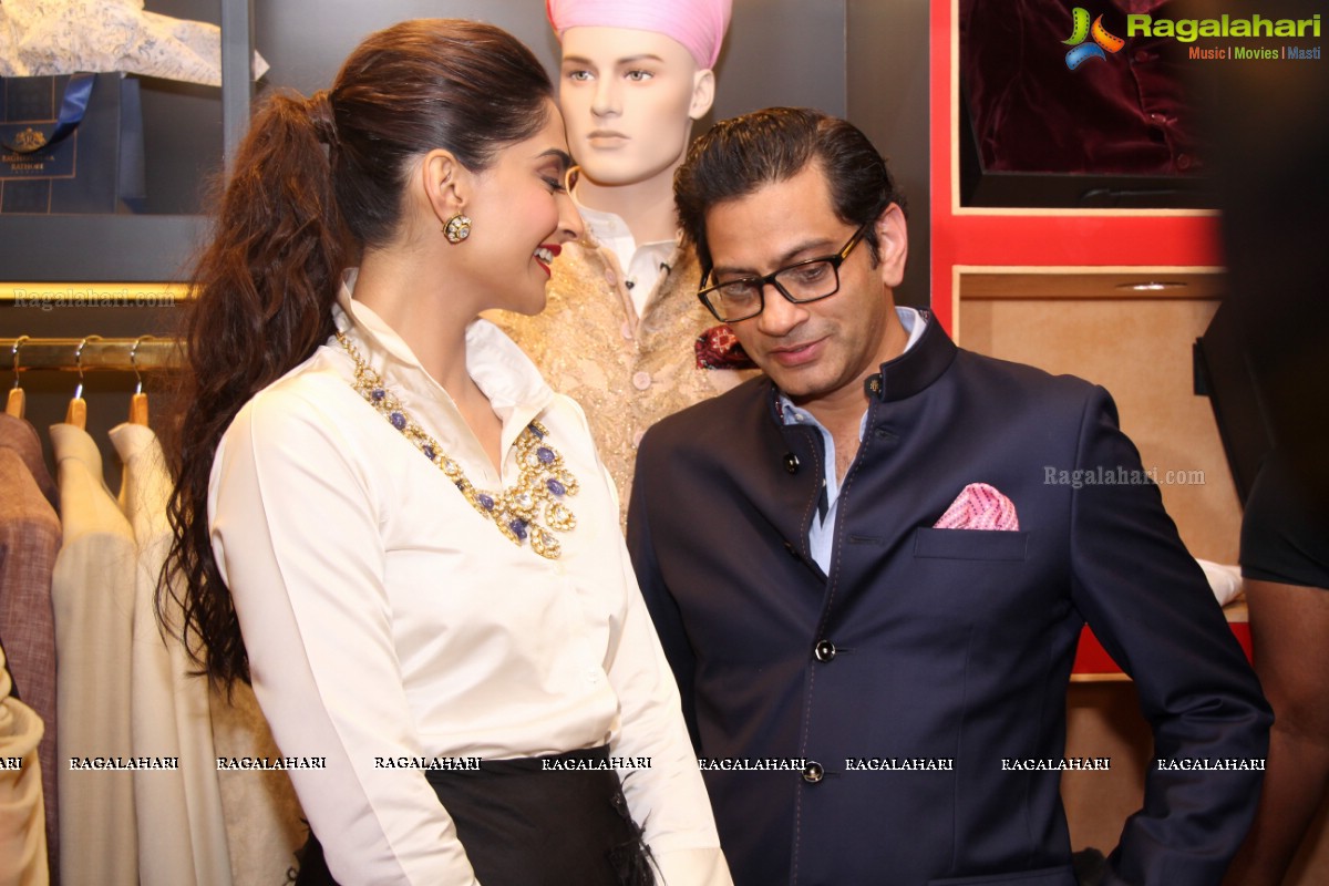 Sonam Kapoor launches Raghavendra Rathore, Hyderabad