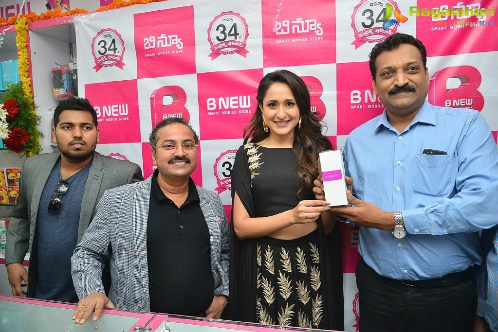 Pragya Jaiswal launches B New Mobile Store at Chilakaluripeta