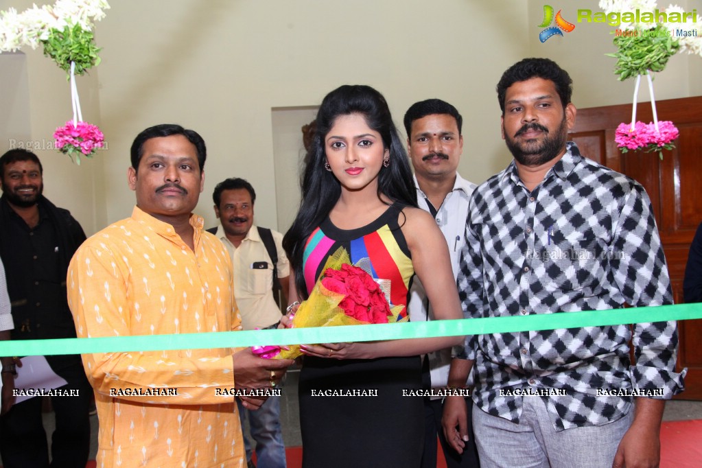 Charishma Shreekar launches Hastakala Weavers Association Silk and Cotton Expo