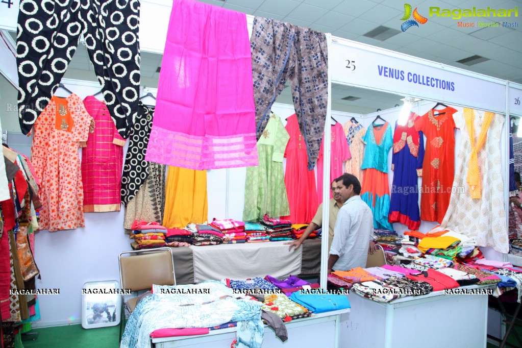 Charishma Shreekar launches Hastakala Weavers Association Silk and Cotton Expo