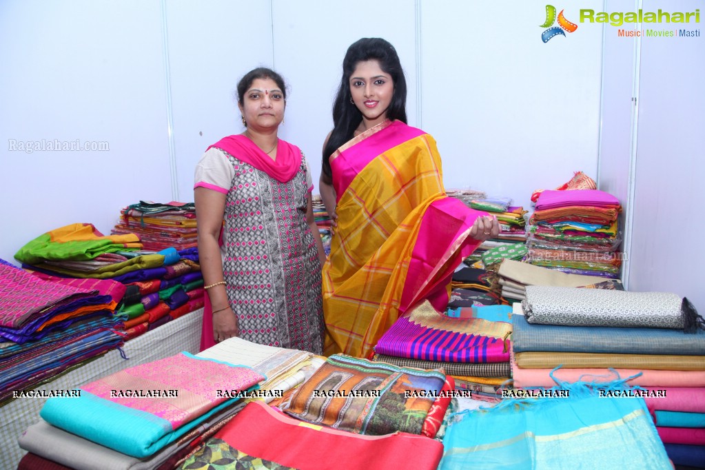 Charishma Shreekar launches Hastakala Weavers Association Silk and Cotton Expo