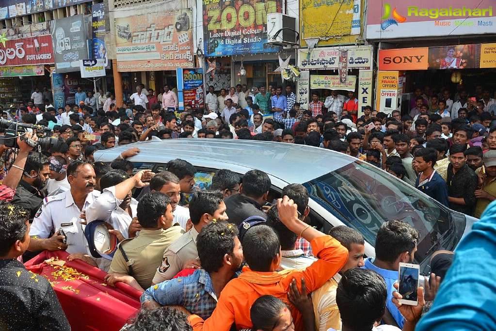 Hebah Patel launches B New Mobile Store at Chirala