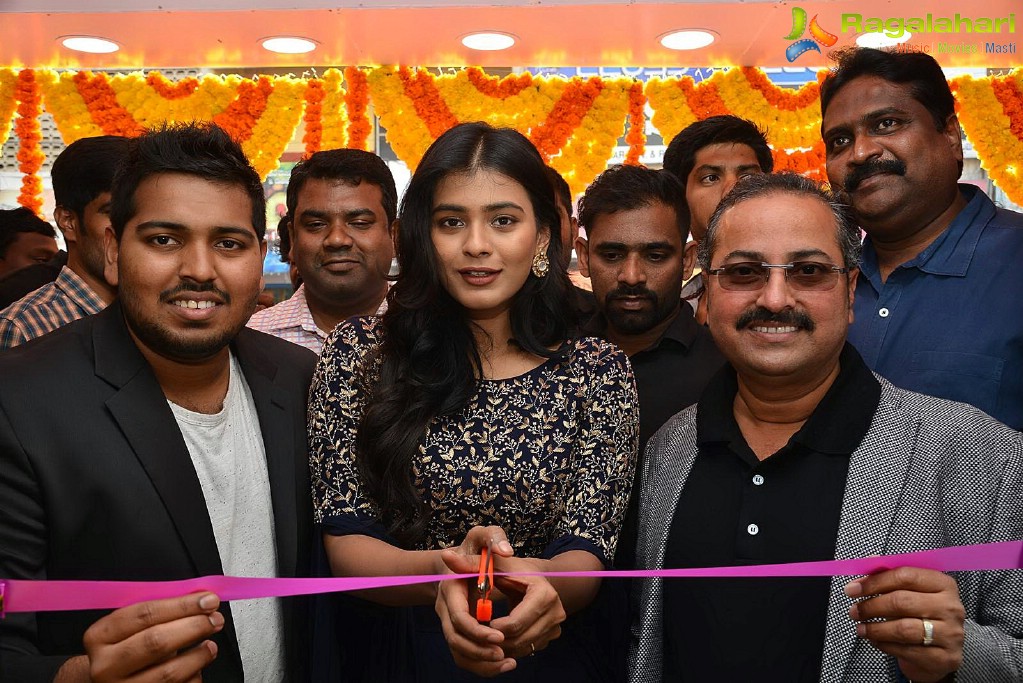 Hebah Patel launches B New Mobile Store at Chirala