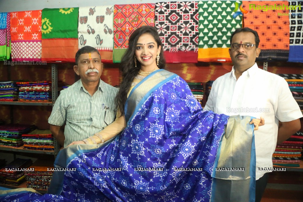 Meghna Mandumula launches Pochampally IKAT Art Mela at YMCA Hall, Narayanaguda