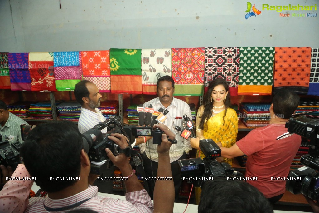 Meghna Mandumula launches Pochampally IKAT Art Mela at YMCA Hall, Narayanaguda