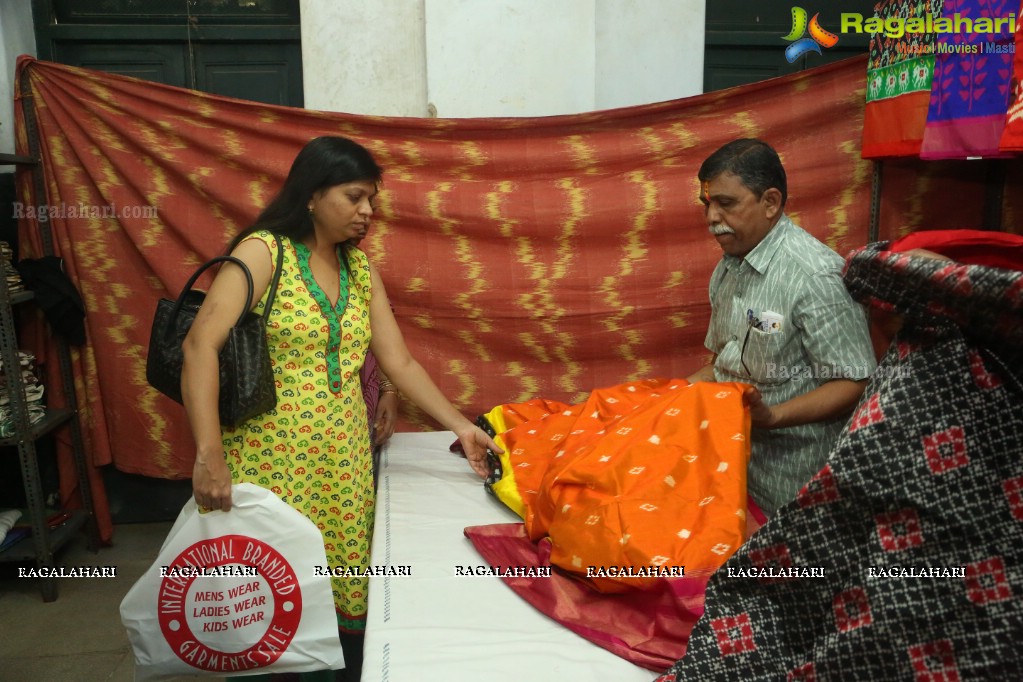 Meghna Mandumula launches Pochampally IKAT Art Mela at YMCA Hall, Narayanaguda