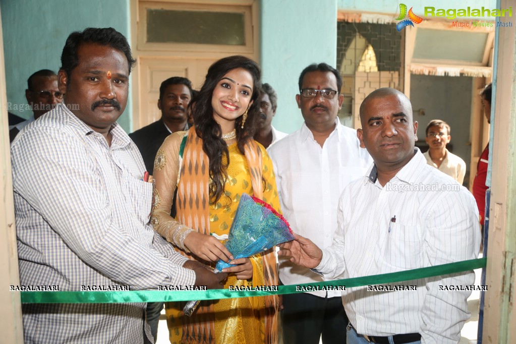 Meghna Mandumula launches Pochampally IKAT Art Mela at YMCA Hall, Narayanaguda