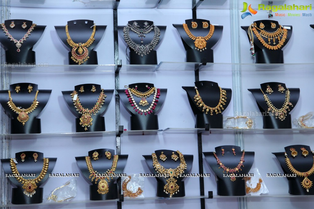 Priyansha Dubey Inaugurated National Silk Expo At Sri Satyasai Nigamagamam, Hyderabad