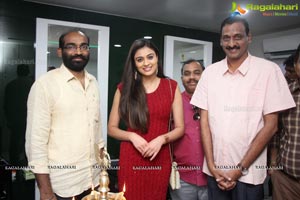 Neha Hinge Launches Natural Salon