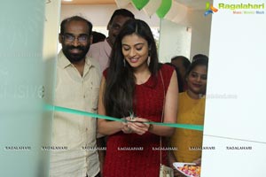 Neha Hinge Launches Natural Salon