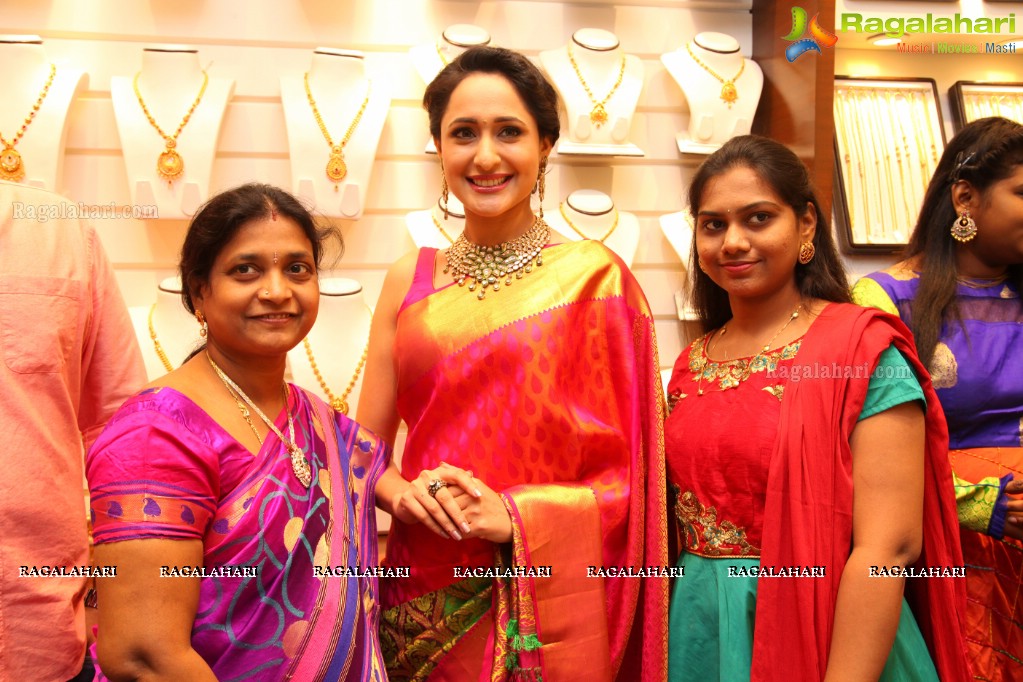 Pragya Jaiswal launches Jewellery Section at South India Shopping Mall, Ameerpet