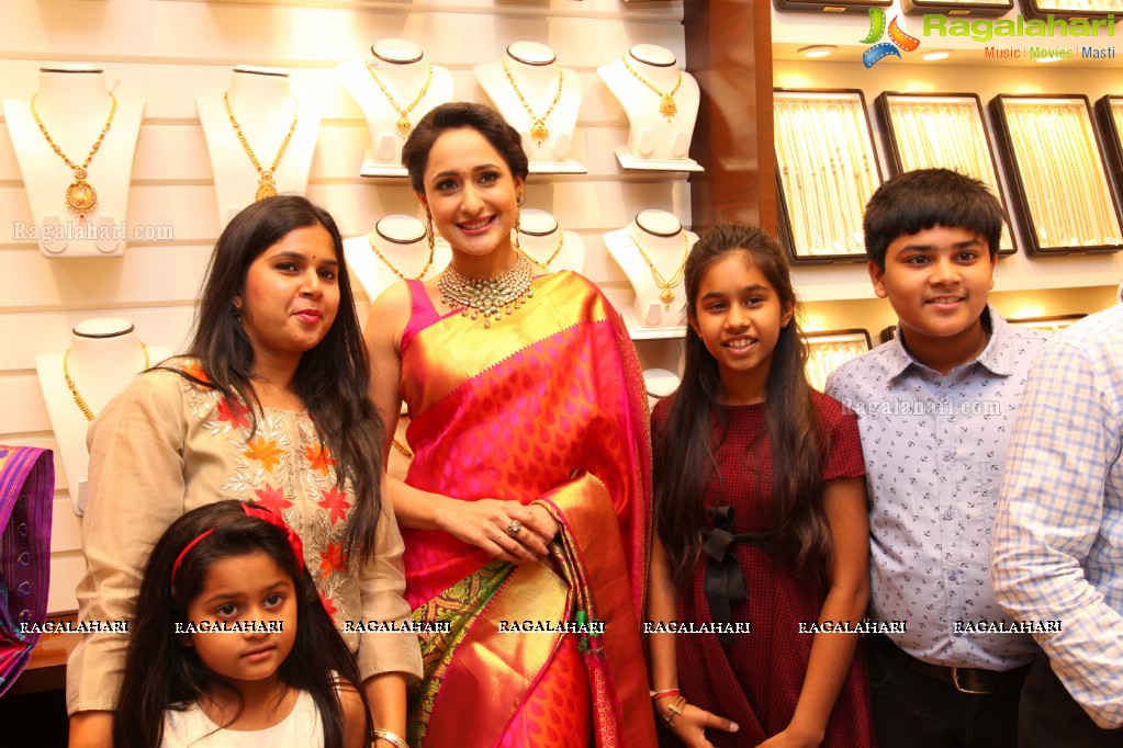 Pragya Jaiswal launches Jewellery Section at South India Shopping Mall, Ameerpet