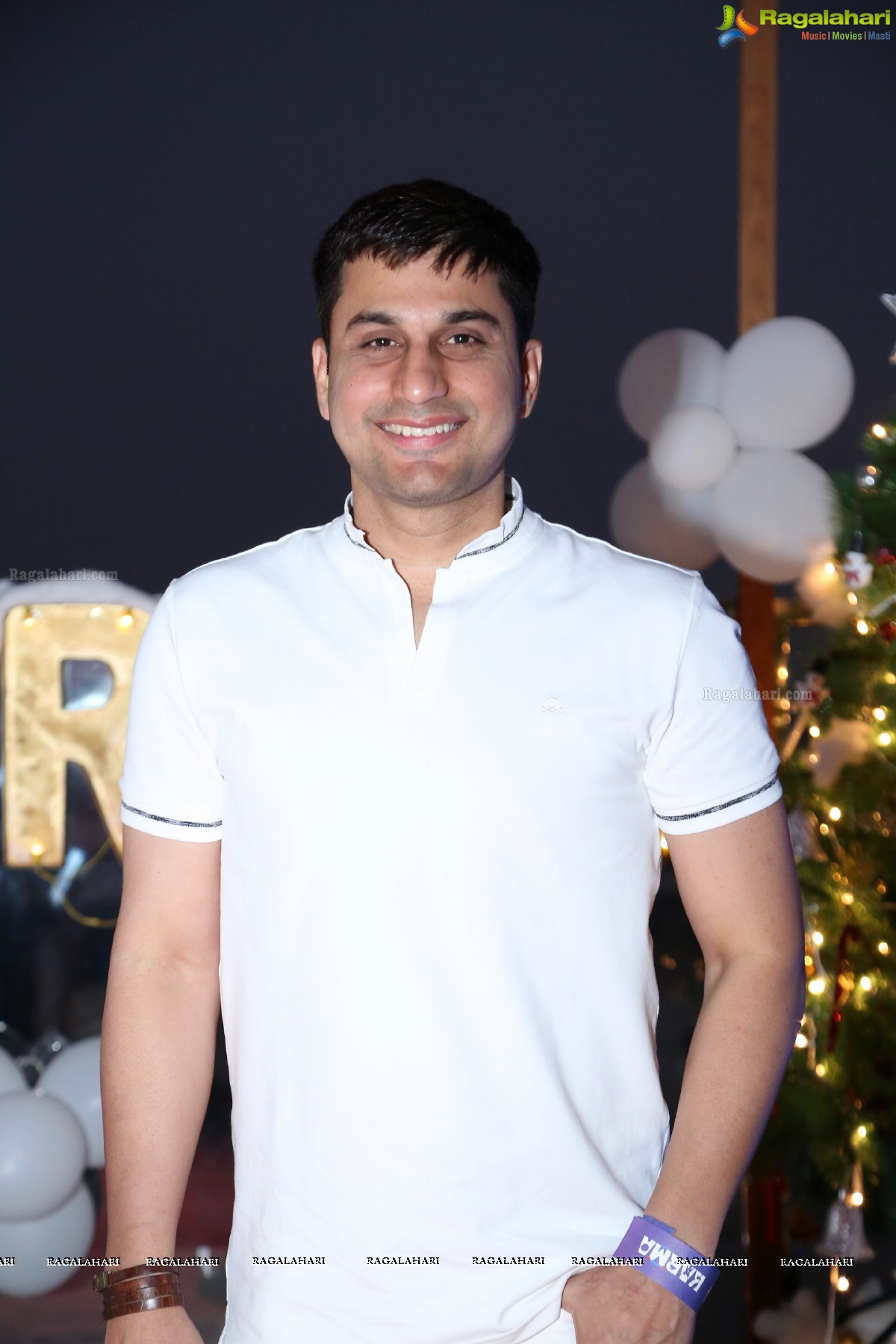 Sun Downer White Party by Laila and Feroz Khan at Karma