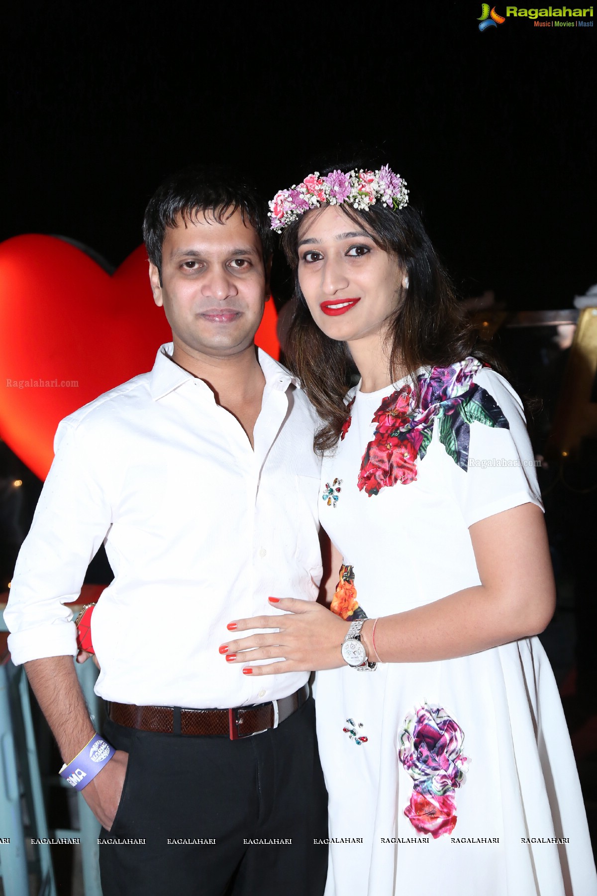 Sun Downer White Party by Laila and Feroz Khan at Karma