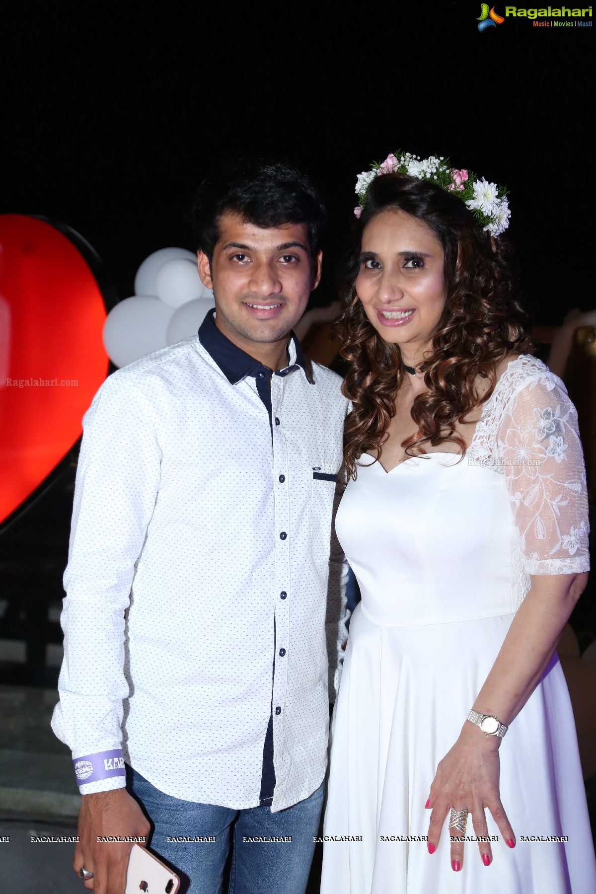 Sun Downer White Party by Laila and Feroz Khan at Karma