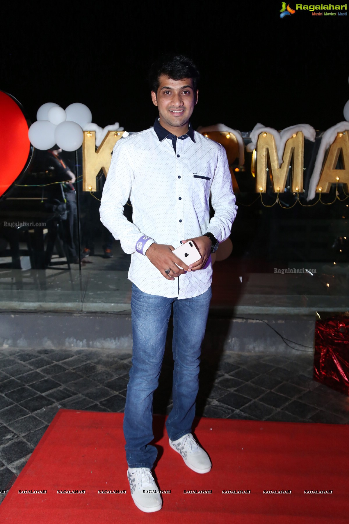 Sun Downer White Party by Laila and Feroz Khan at Karma