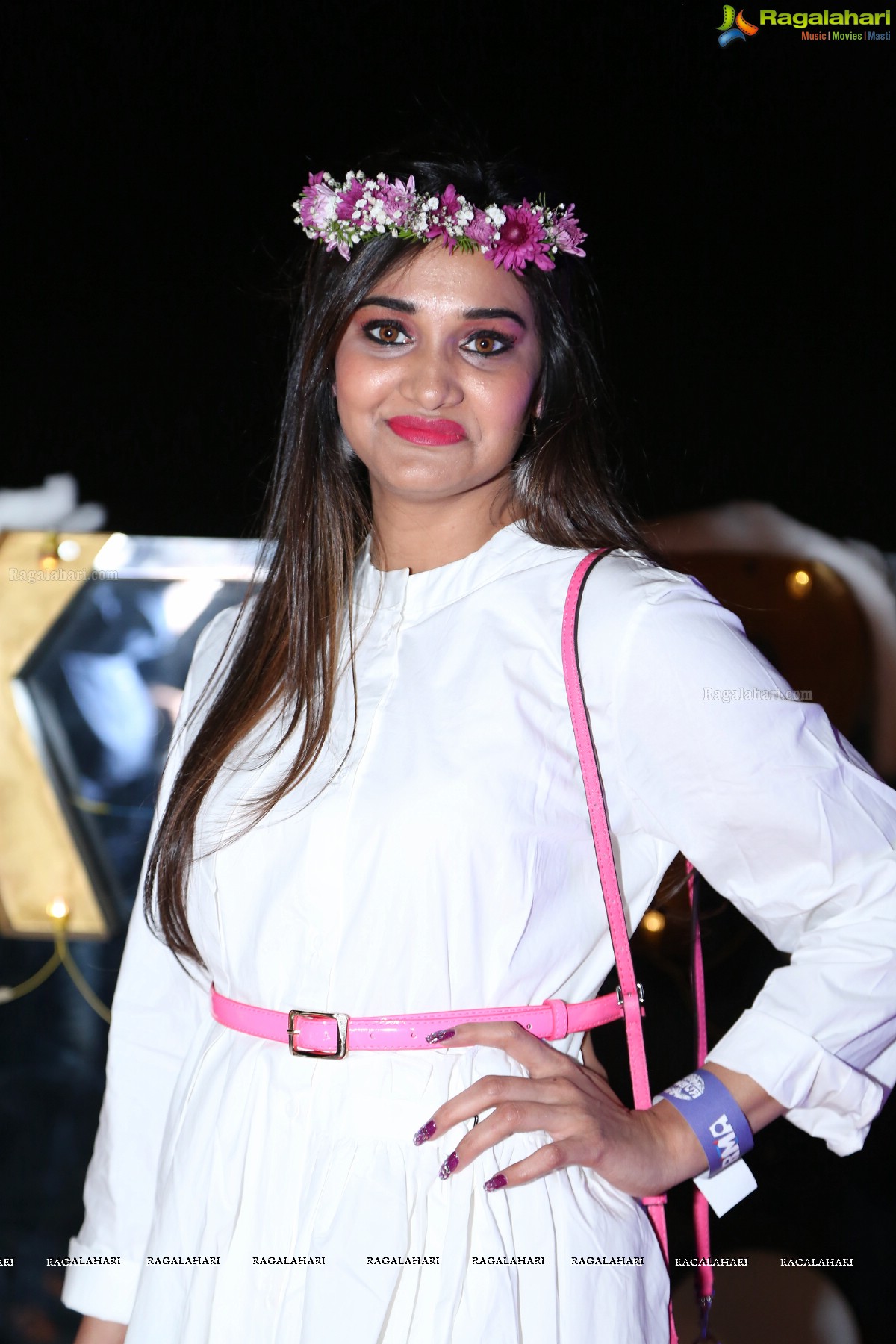 Sun Downer White Party by Laila and Feroz Khan at Karma