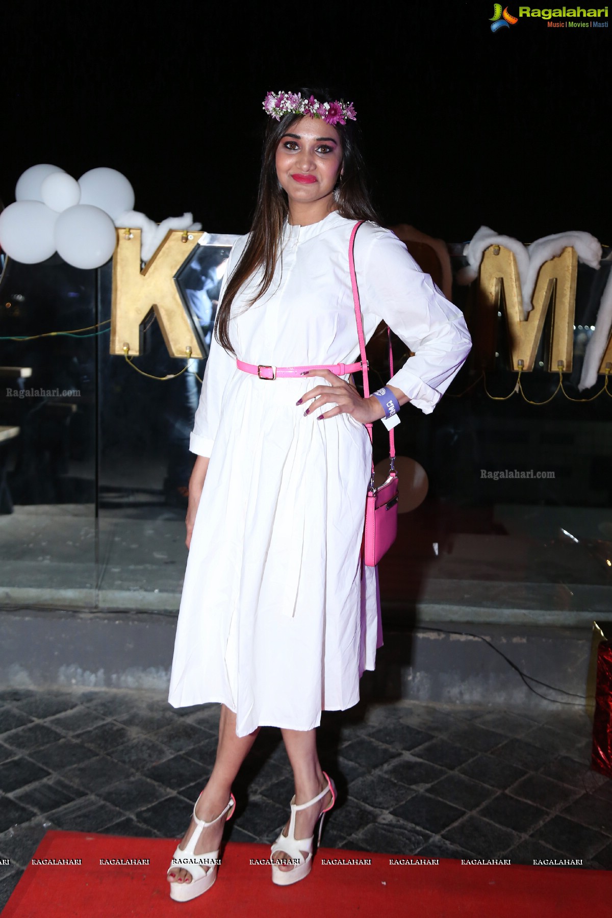 Sun Downer White Party by Laila and Feroz Khan at Karma