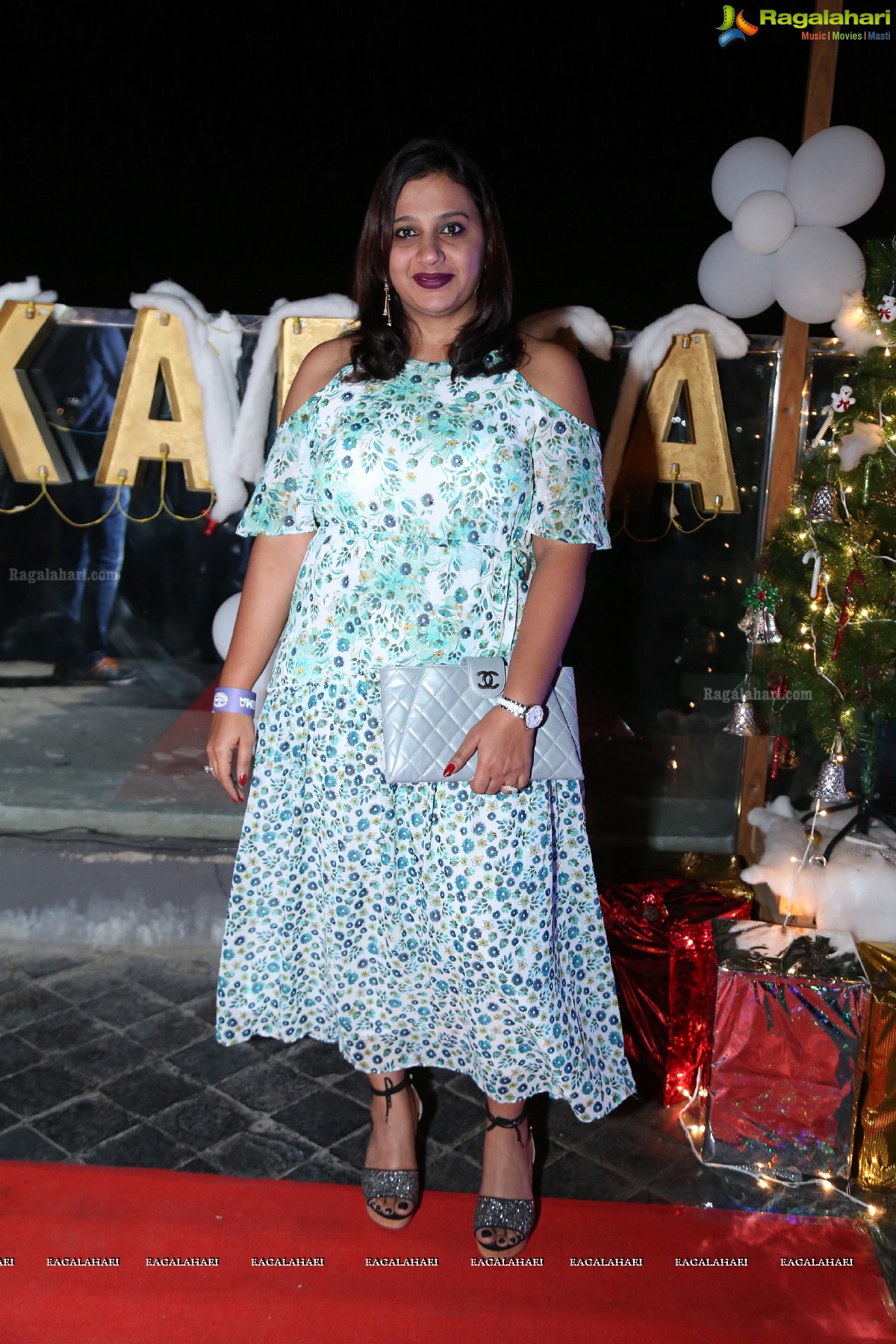 Sun Downer White Party by Laila and Feroz Khan at Karma