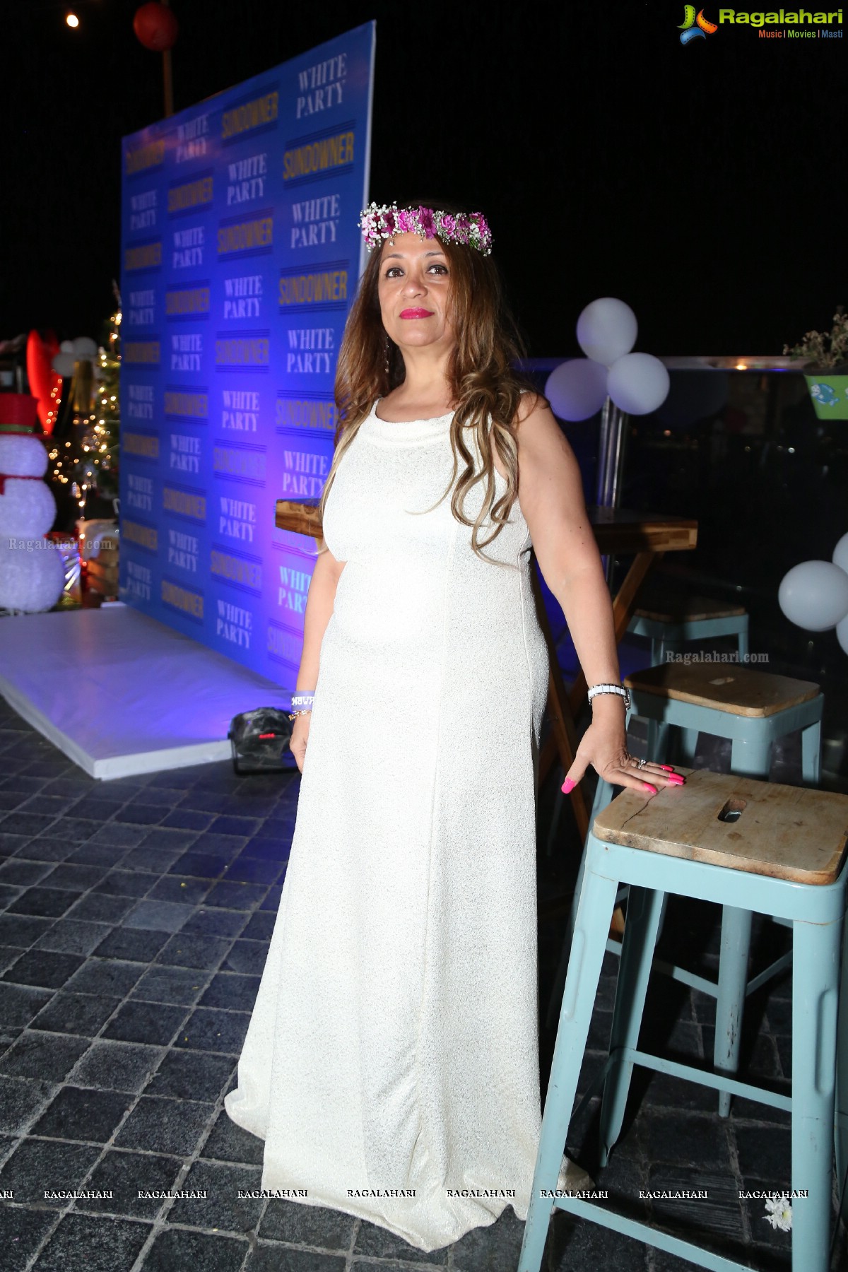 Sun Downer White Party by Laila and Feroz Khan at Karma