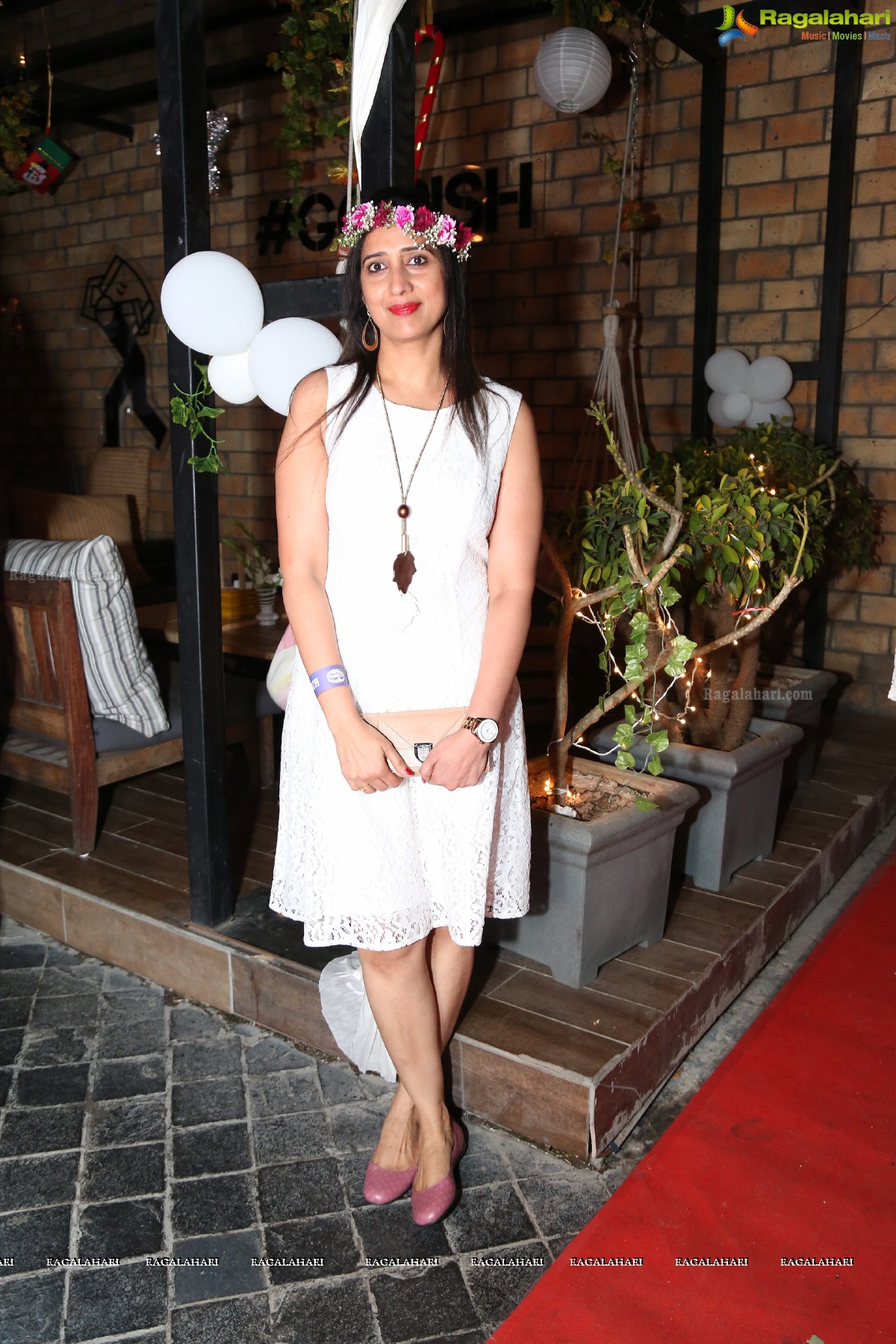 Sun Downer White Party by Laila and Feroz Khan at Karma