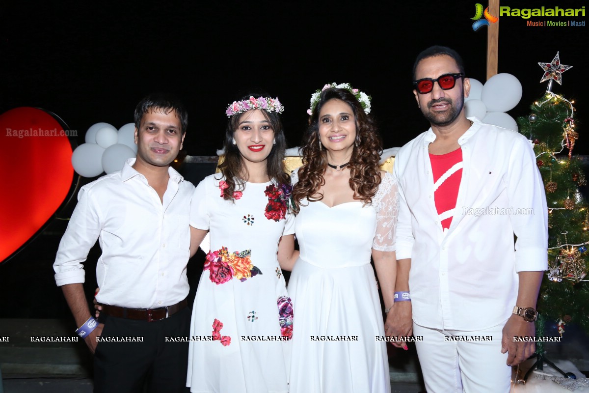 Sun Downer White Party by Laila and Feroz Khan at Karma