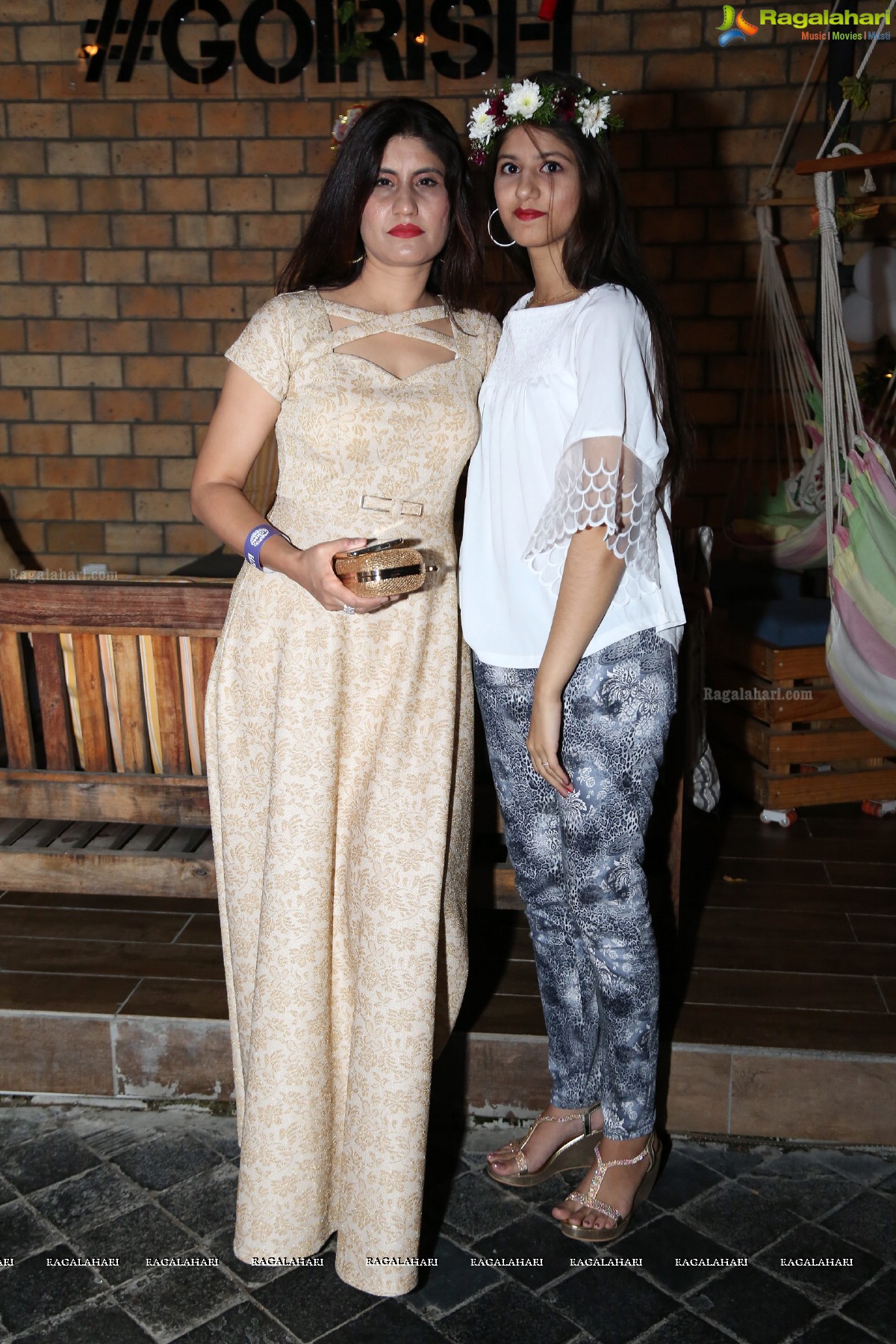 Sun Downer White Party by Laila and Feroz Khan at Karma