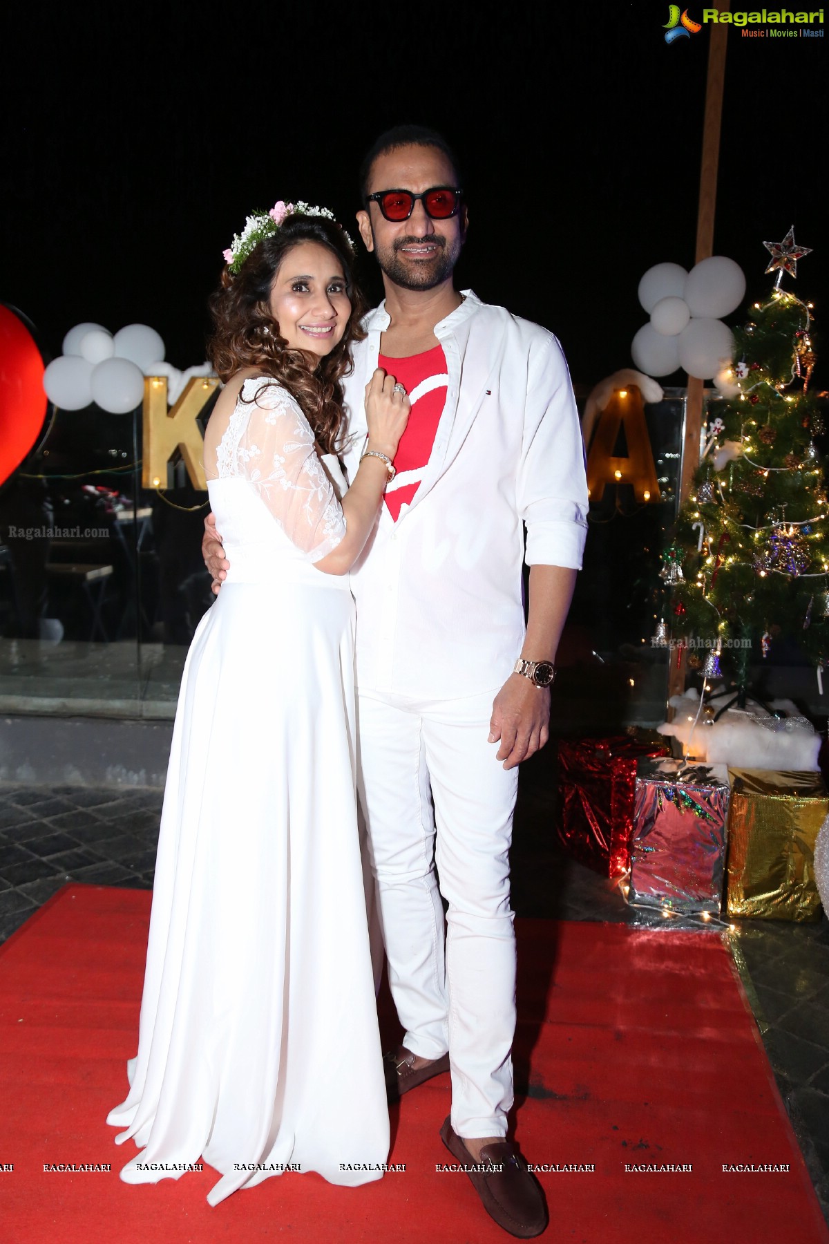 Sun Downer White Party by Laila and Feroz Khan at Karma