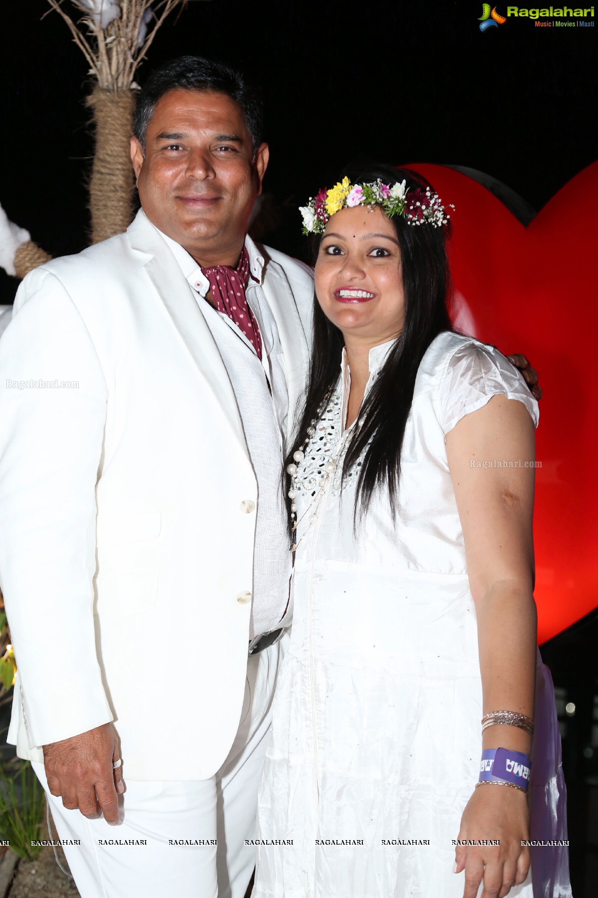 Sun Downer White Party by Laila and Feroz Khan at Karma