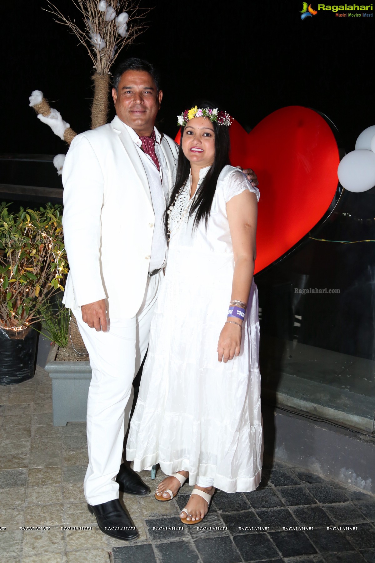 Sun Downer White Party by Laila and Feroz Khan at Karma