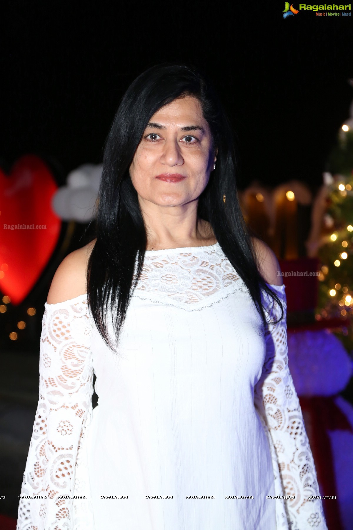 Sun Downer White Party by Laila and Feroz Khan at Karma