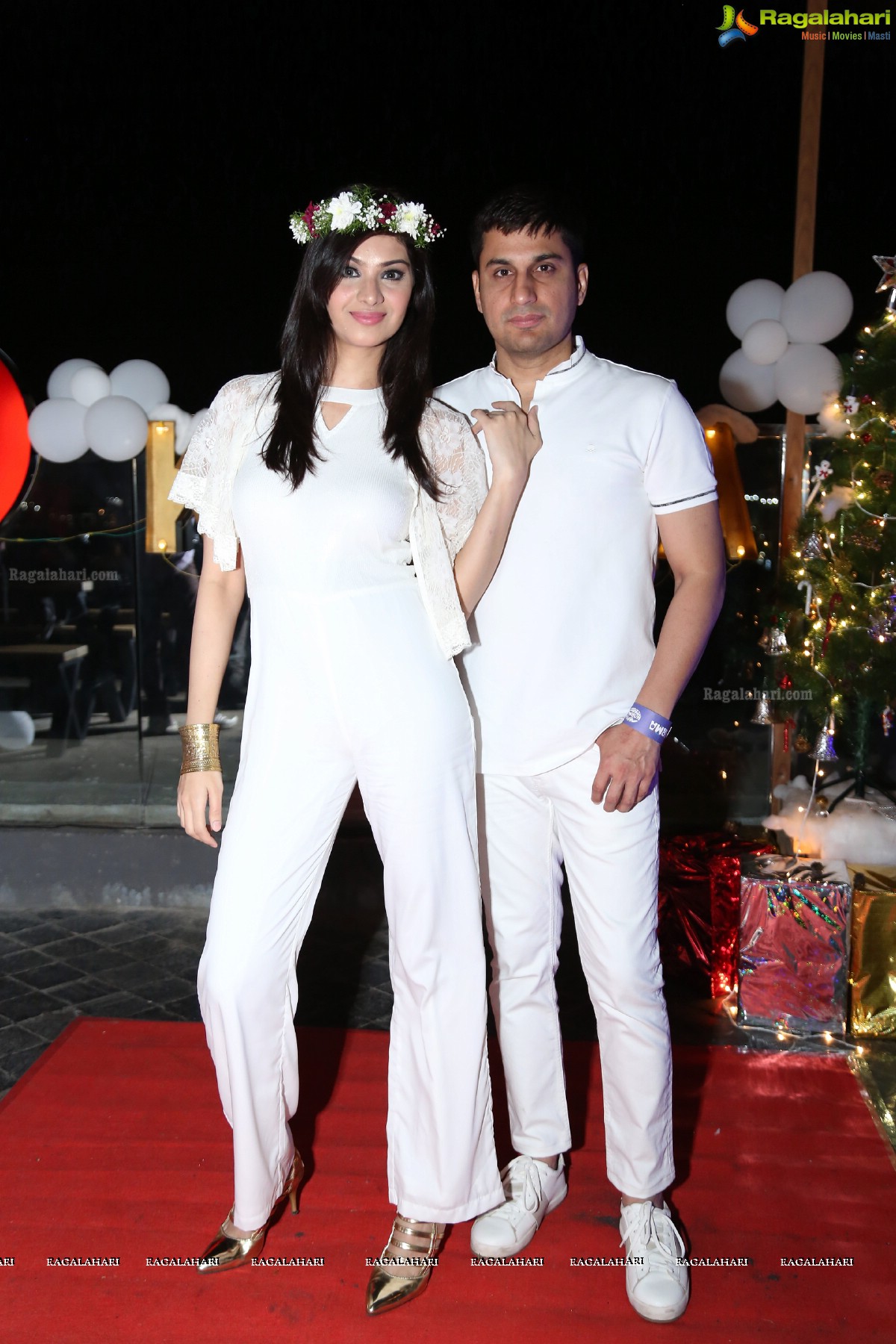 Sun Downer White Party by Laila and Feroz Khan at Karma